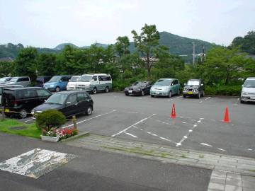 プール前の駐車場